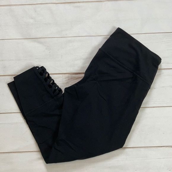 Athleta Black Mind Over Mat Capri Leggings - Picture 2 of 10